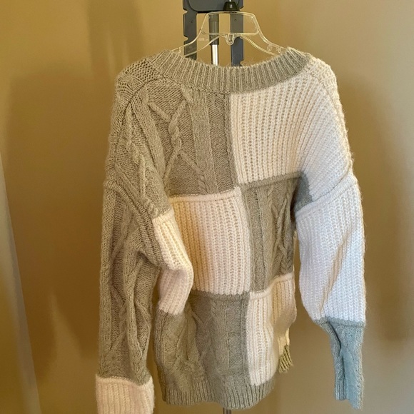 Cider v-neck sweater in a mint green and cream color. Size small - Picture 2 of 3